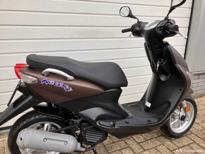 Yamaha NeoS bruin