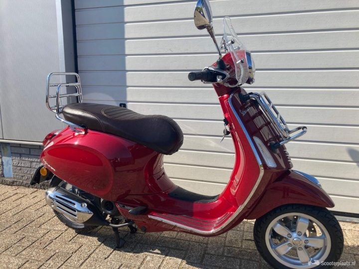 Vespa Primavera rood