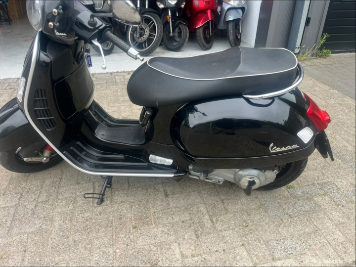 Vespa GTS Supersport 300 zwart