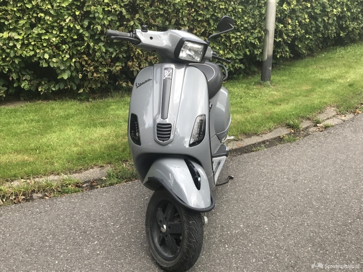 Vespa S grijs