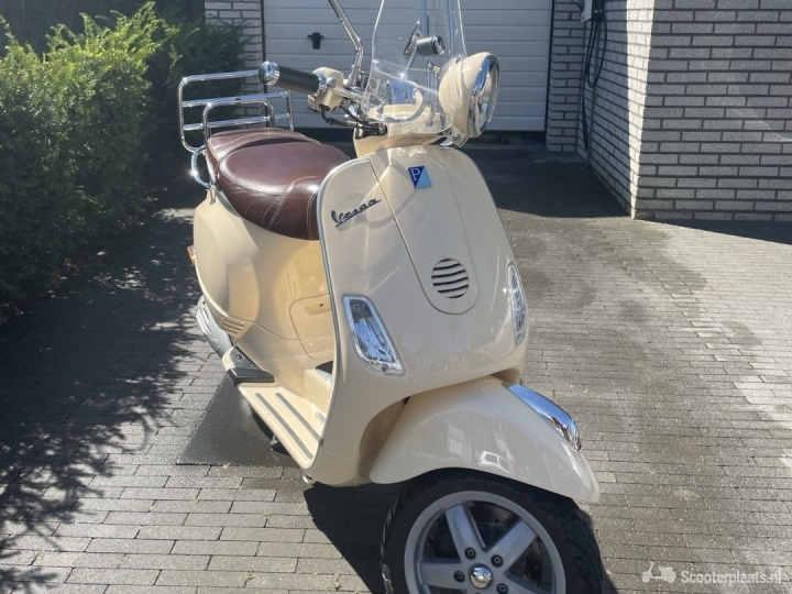 Vespa LXV geel