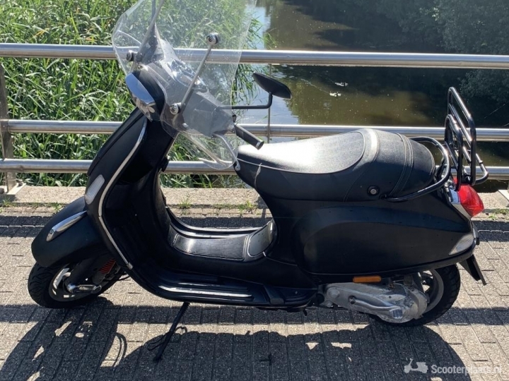 Vespa S matzwart