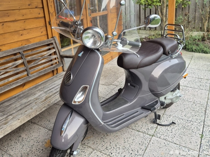 Vespa LXV grijs