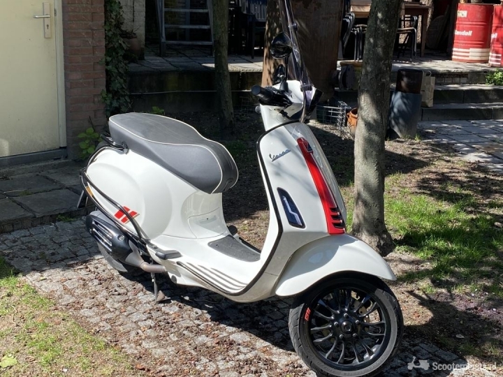 Vespa Sprint wit