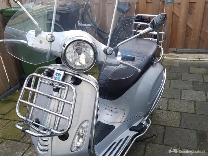 Vespa Primavera Touring zilver