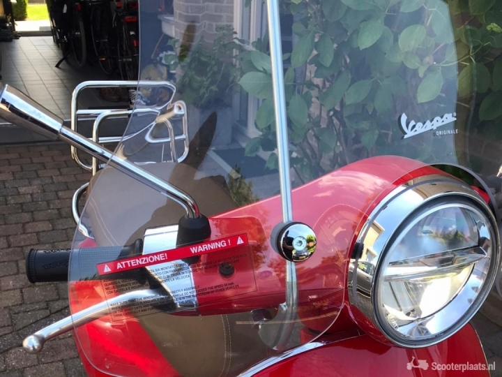 Vespa Primavera rood