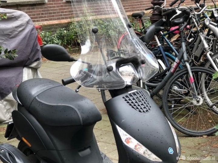 Piaggio Zip matzwart