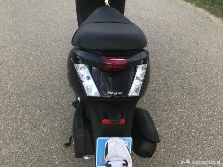 Piaggio Zip zwart