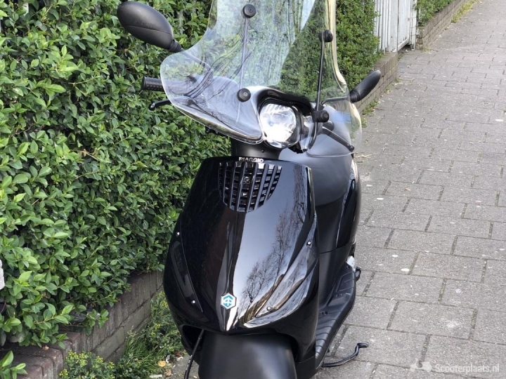 Piaggio Zip zwart