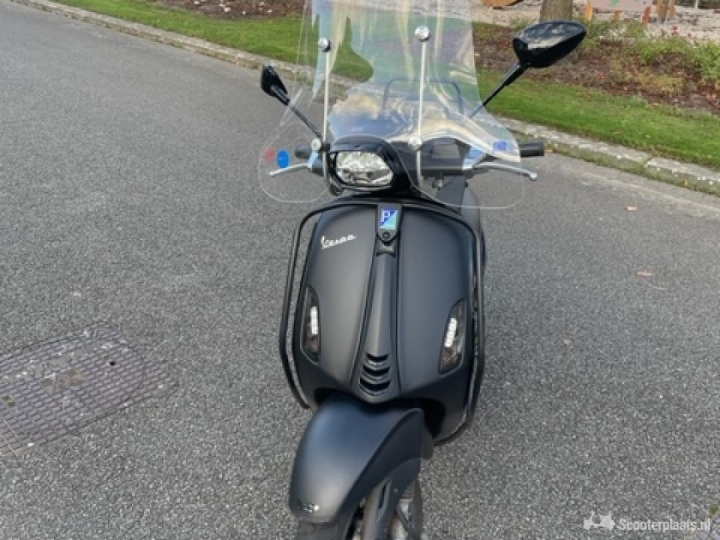 Vespa Sprint matzwart