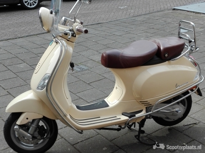 Vespa LXV beige