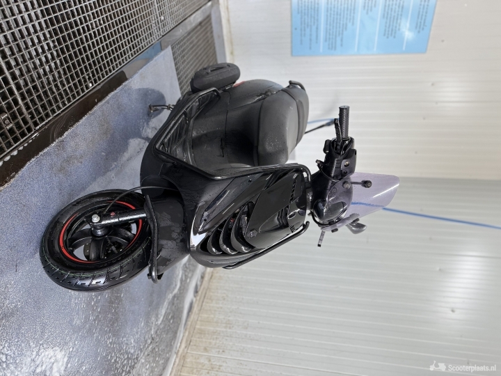Piaggio Zip matzwart