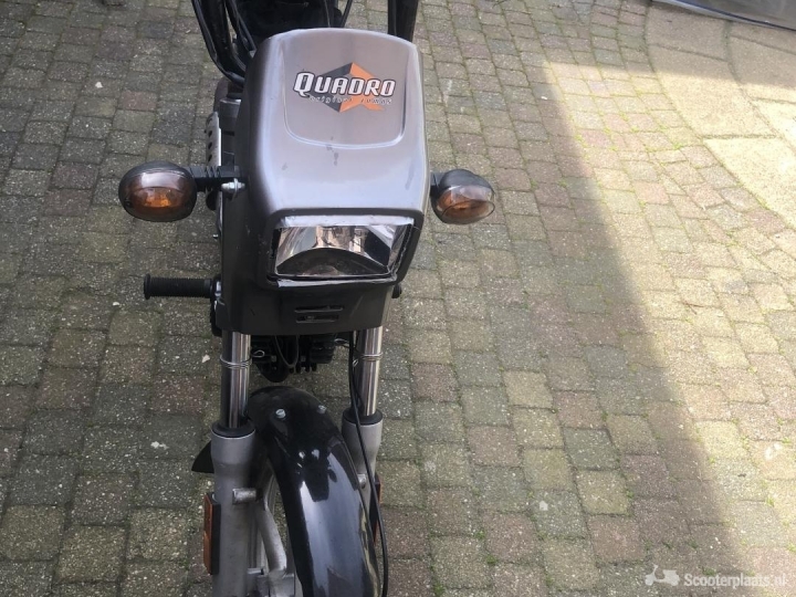 Tomos Quadro grijs