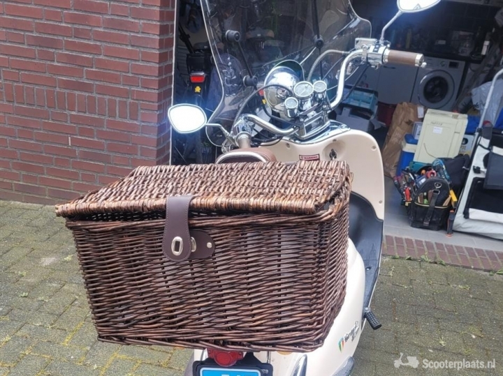 Retro scooter beige