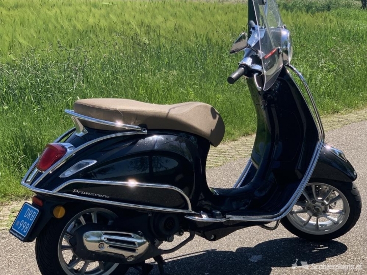 Vespa Primavera zwart