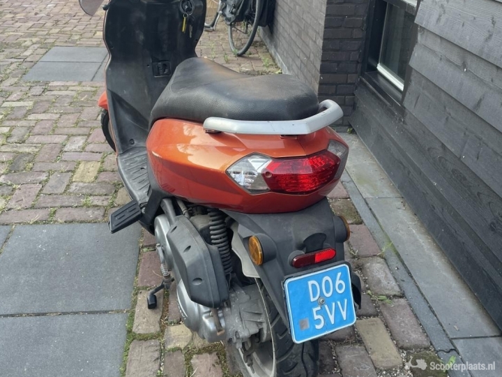 Peugeot Kisbee oranje