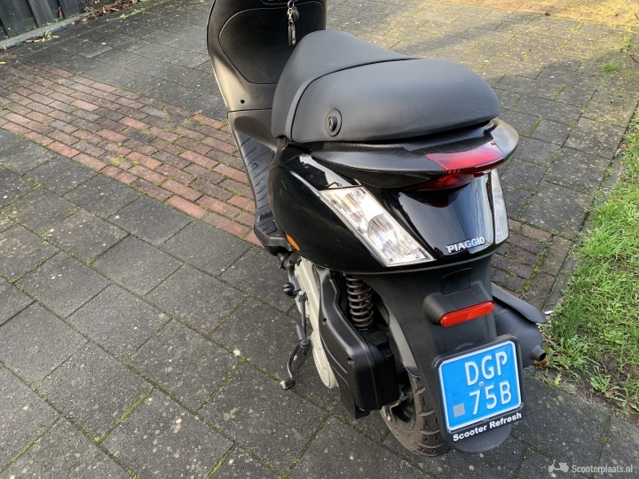 Piaggio Zip zwart