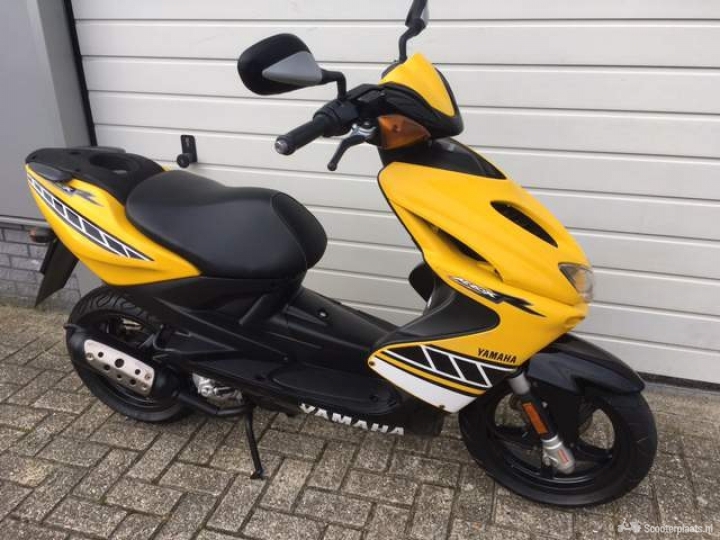 Yamaha Aerox geel