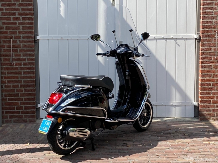 Vespa Sprint zwart