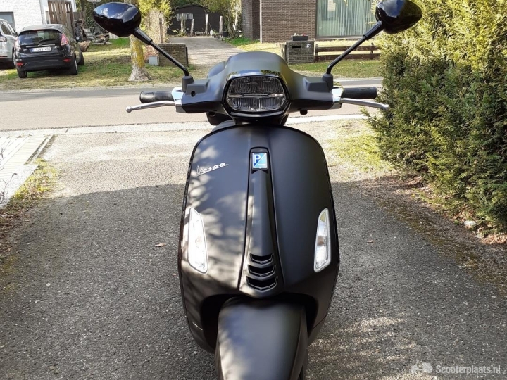 Vespa Sprint matzwart