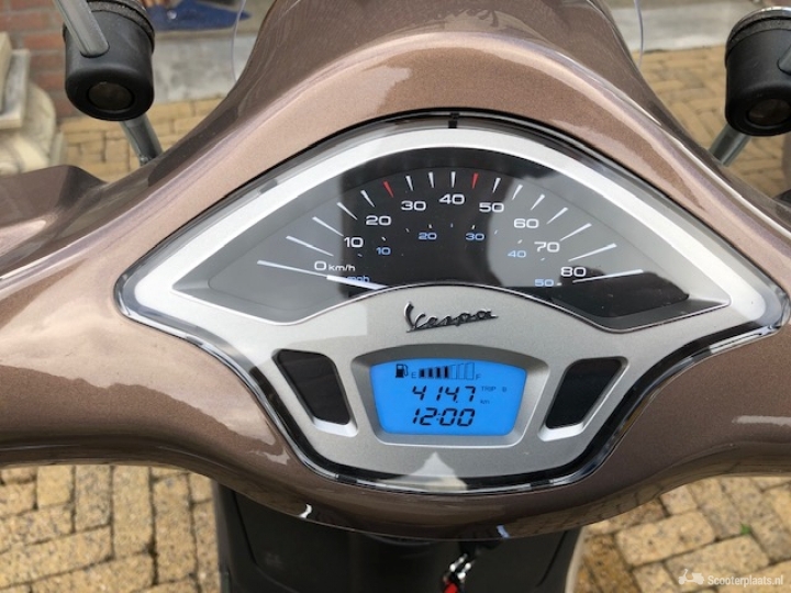 Vespa Primavera bruin