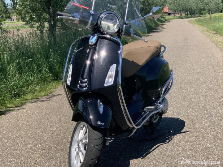 Vespa Primavera zwart