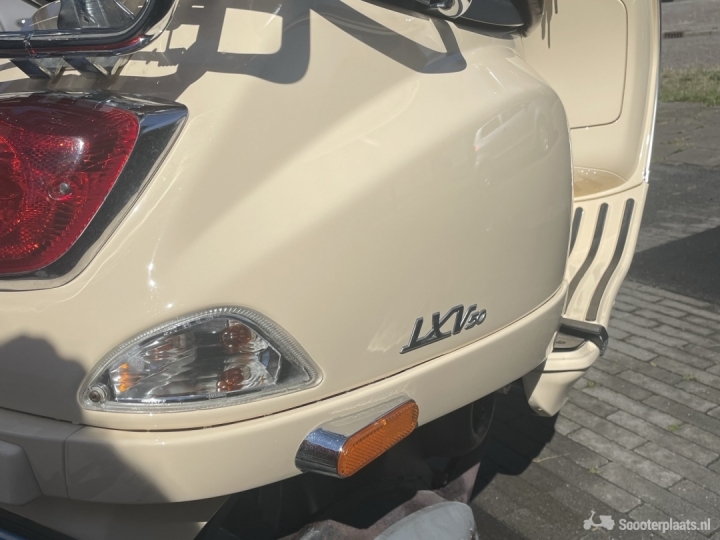 Vespa LXV geel