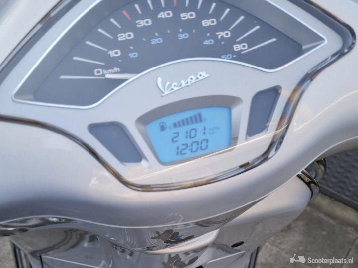 Vespa Primavera zilver