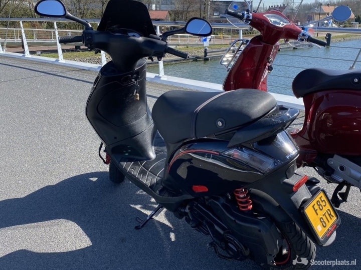 Piaggio Zip zwart