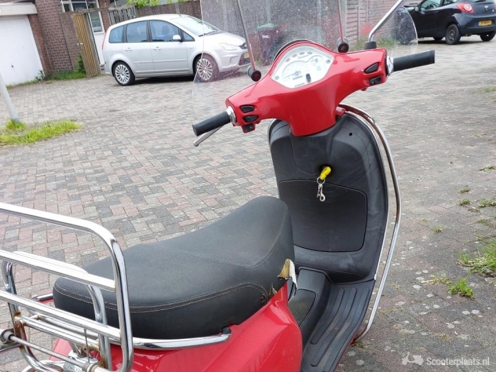 Vespa LX 50 rood
