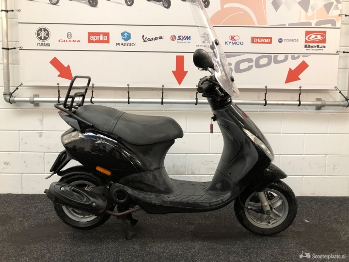 Piaggio Zip zwart