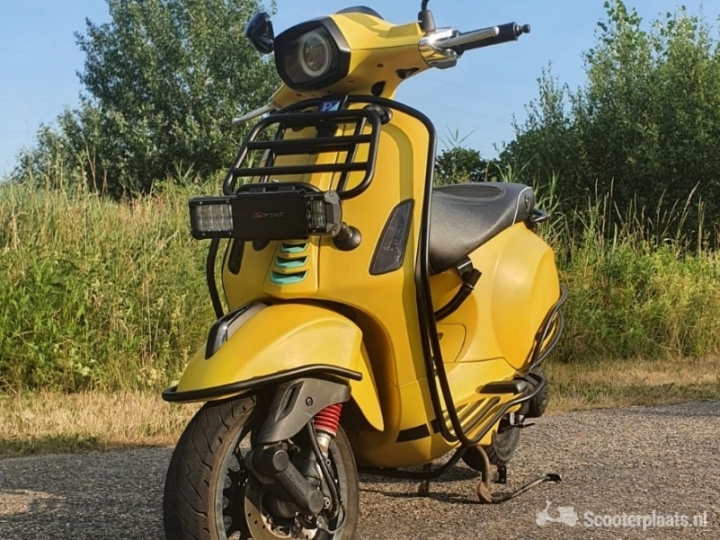 Vespa Sprint geel