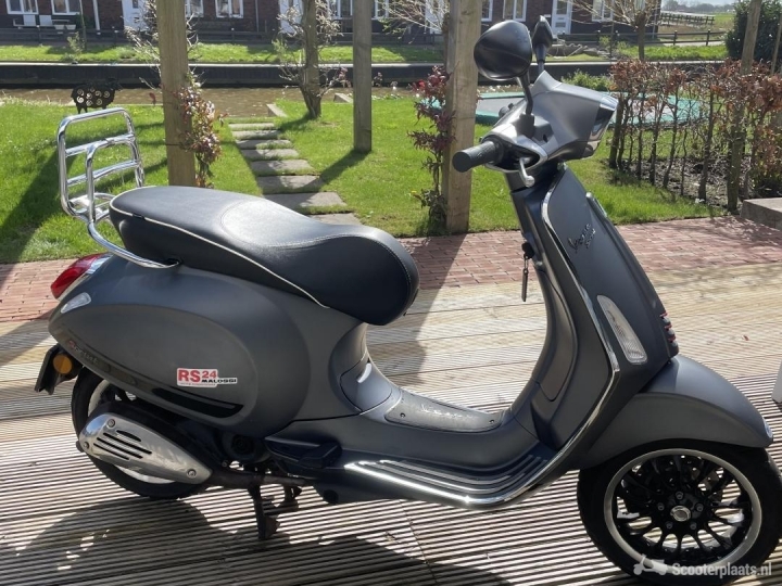 Vespa Sprint grijs