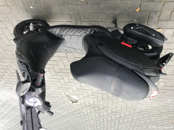 Piaggio Zip matzwart