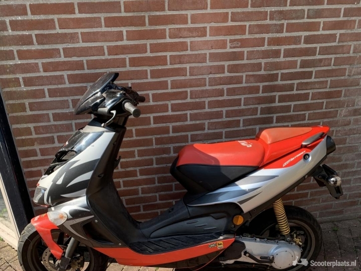 Aprilia SR Street zilver