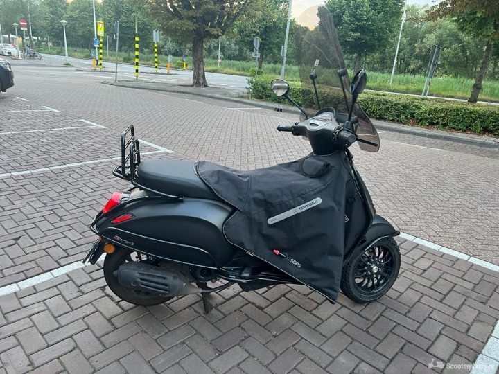 Vespa Sprint matzwart