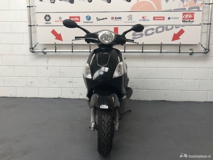 Piaggio Fly zwart