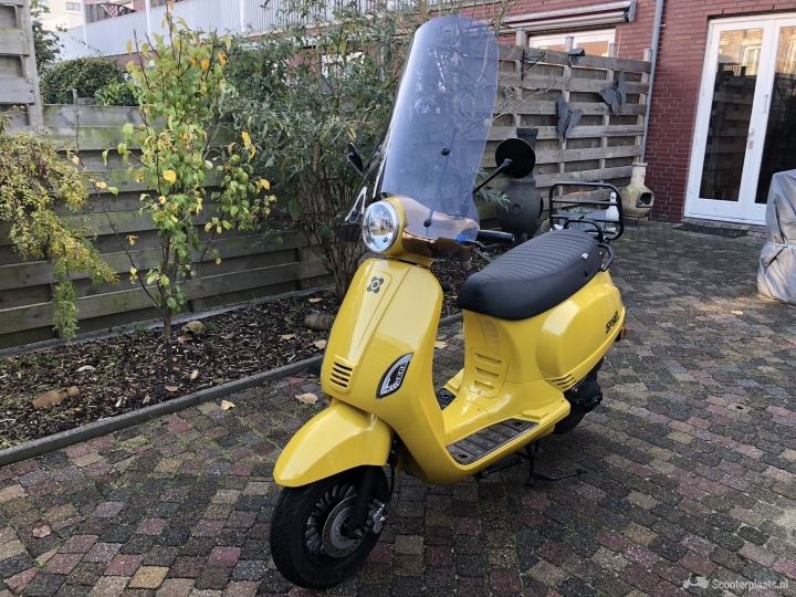 AGM VX50 Geel met zwarte accenten - Scooterplaats