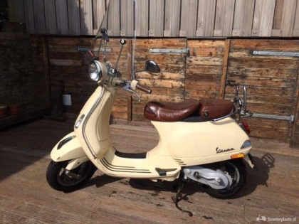 Vespa LXV beige