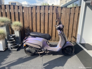 Vespa Sprint E5 25kmh 2022; kleur psychodelic