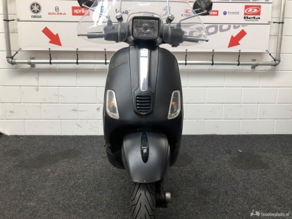 Vespa S matzwart