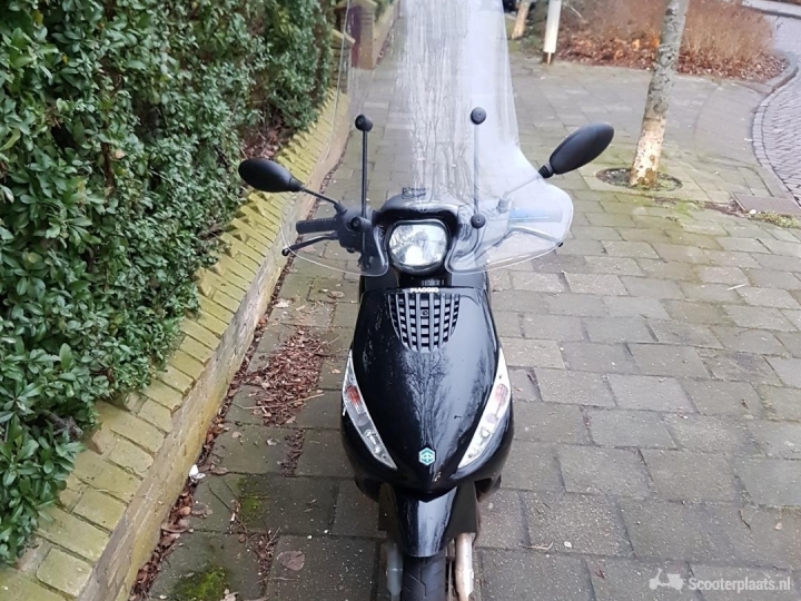 Piaggio Zip zwart