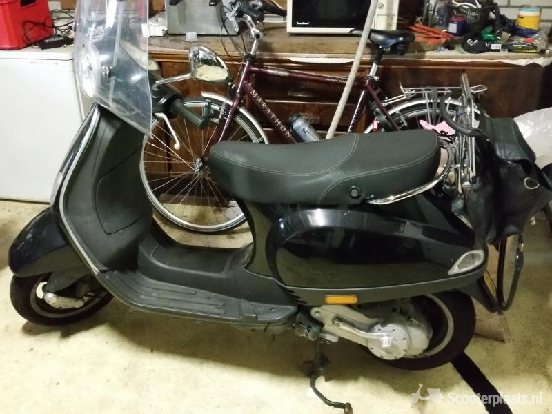 Vespa 2008, 45 km - Scooterplaats