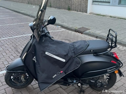 Vespa Sprint matzwart