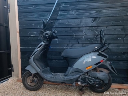 Mooie grijze Zip scooter te koop