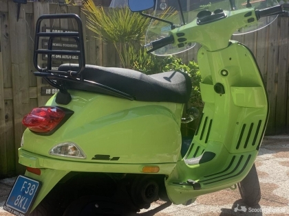 Vespa S groen