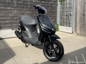 Piaggio Zip zwart