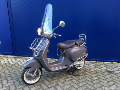 Vespa LXV bruin