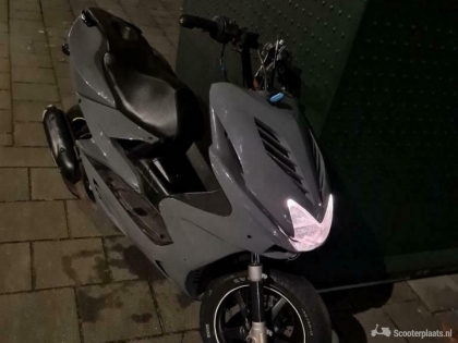 Yamaha Aerox grijs