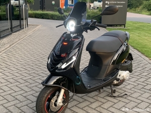 Piaggio Zip zwart